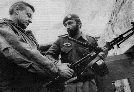 Агентът на ЦРУ - Збигниев Бжежински и Осама бин Ладен, също агент на ЦРУ.