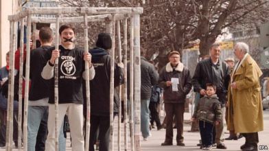 Членове на движението "Отпор" в клетката от вестникарска хартия в Панчево - в подкрепа на свободата на печата, 21 март 2000 г.