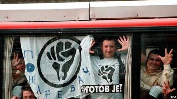 Членове на движението "Отпор" от Пожаревац по пътя за Белград, 27 сеп 2000 г.