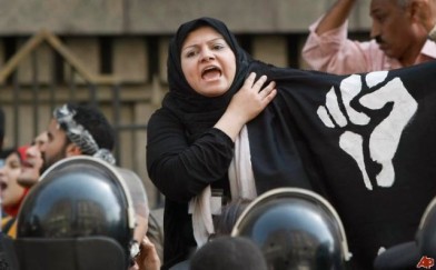 Египетска жена държи знаме на соросоидният "Отпор".
