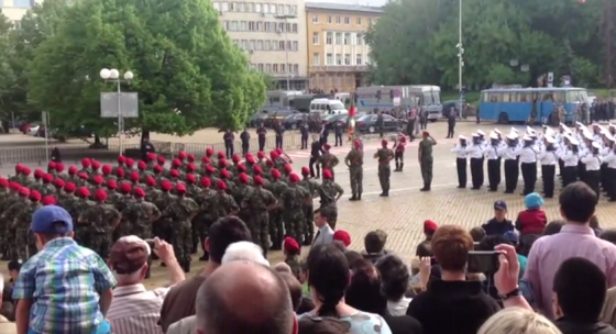 6 май 2012 г., Гергьовден. Пародия на военен парад показва какво е останало от Българската армия.